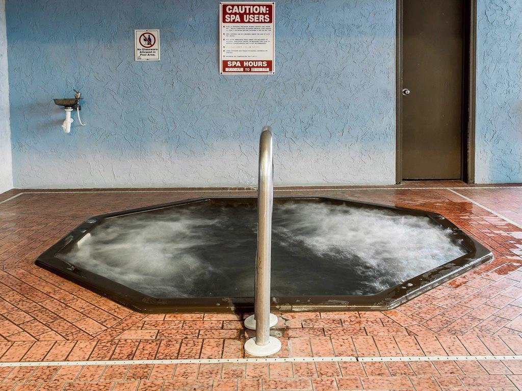 Quality Inn Gaylord Bagian luar foto