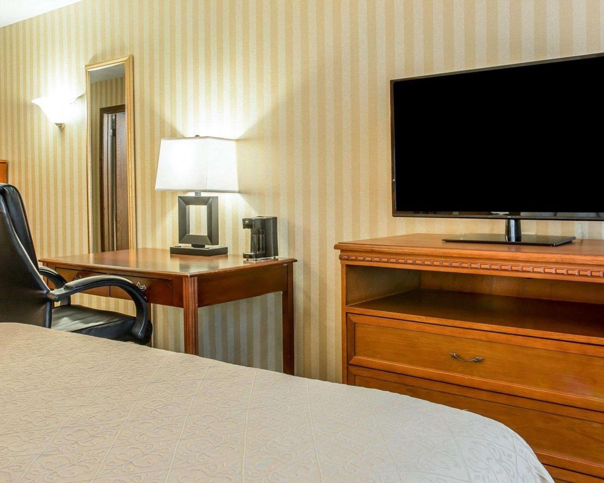 Quality Inn Gaylord Bagian luar foto