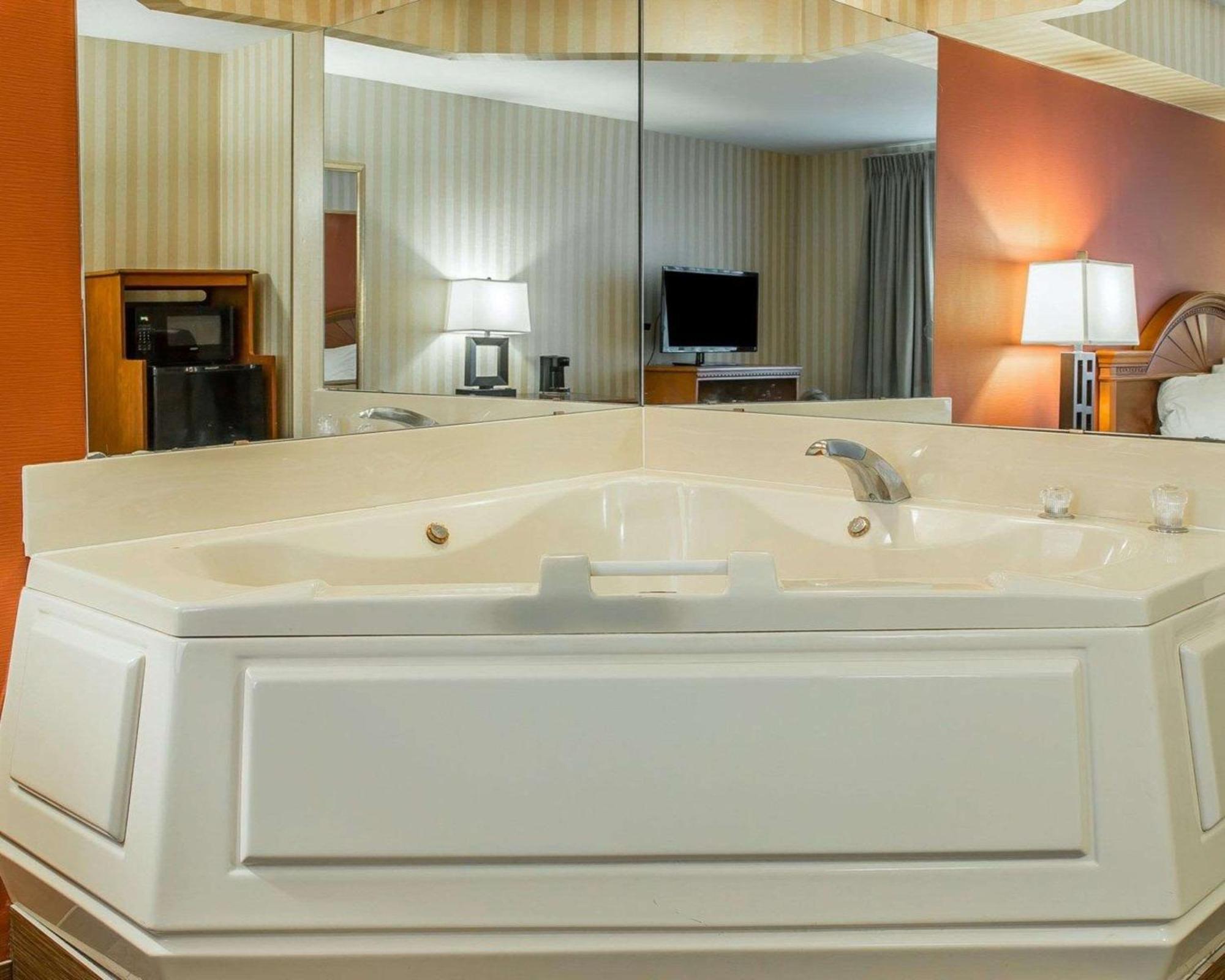 Quality Inn Gaylord Bagian luar foto