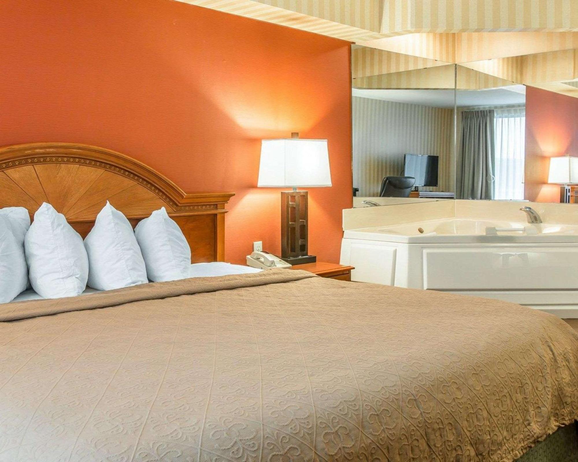 Quality Inn Gaylord Bagian luar foto