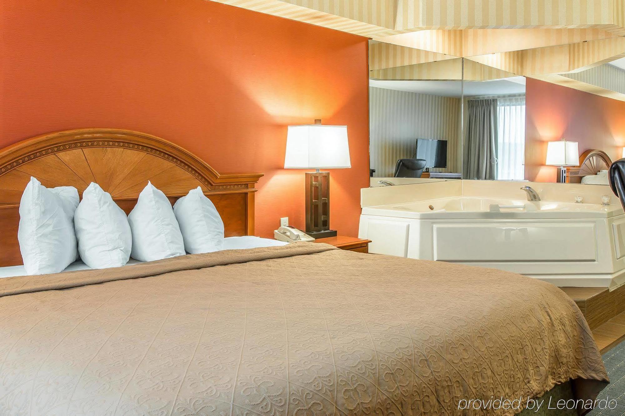 Quality Inn Gaylord Bagian luar foto