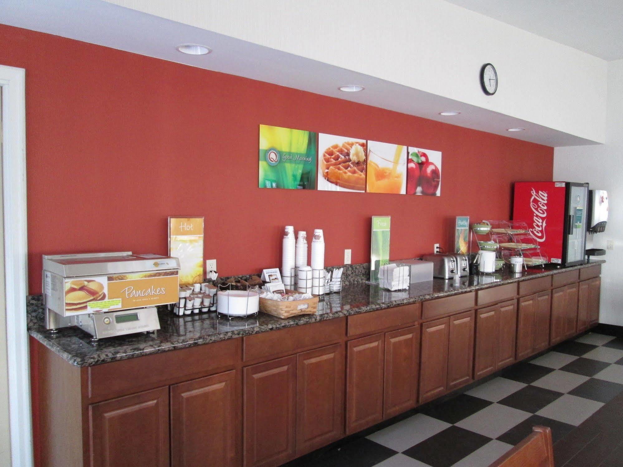 Quality Inn Gaylord Bagian luar foto