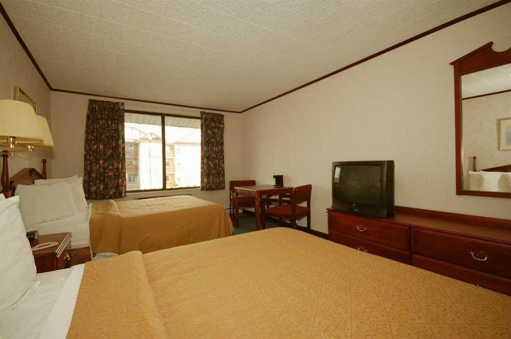 Quality Inn Gaylord Bagian luar foto